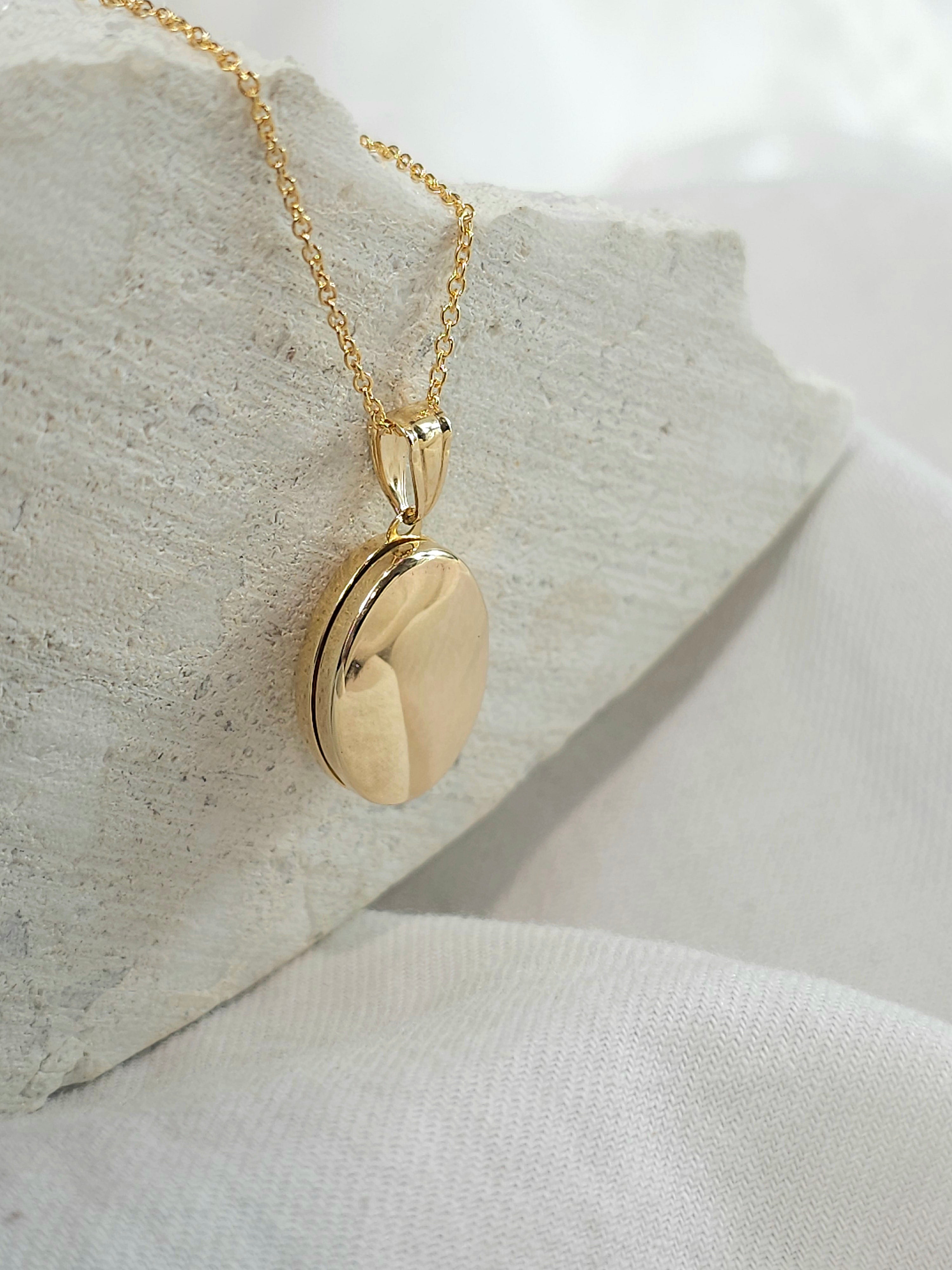 9ct Yellow Gold Oval plain Locket