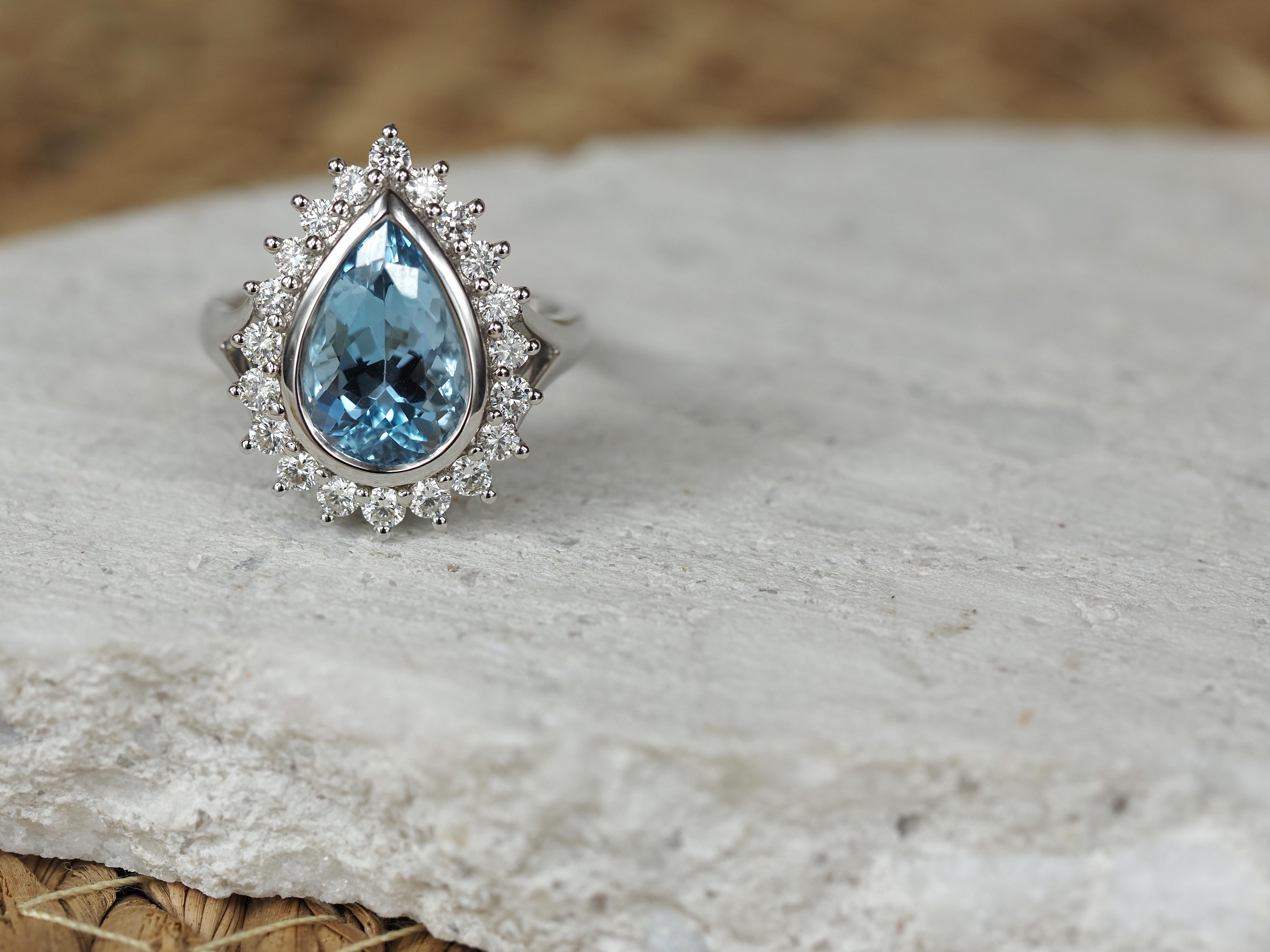 18ct White Gold Natural Aquamarine & Diamond ring, 3.65ct Centre