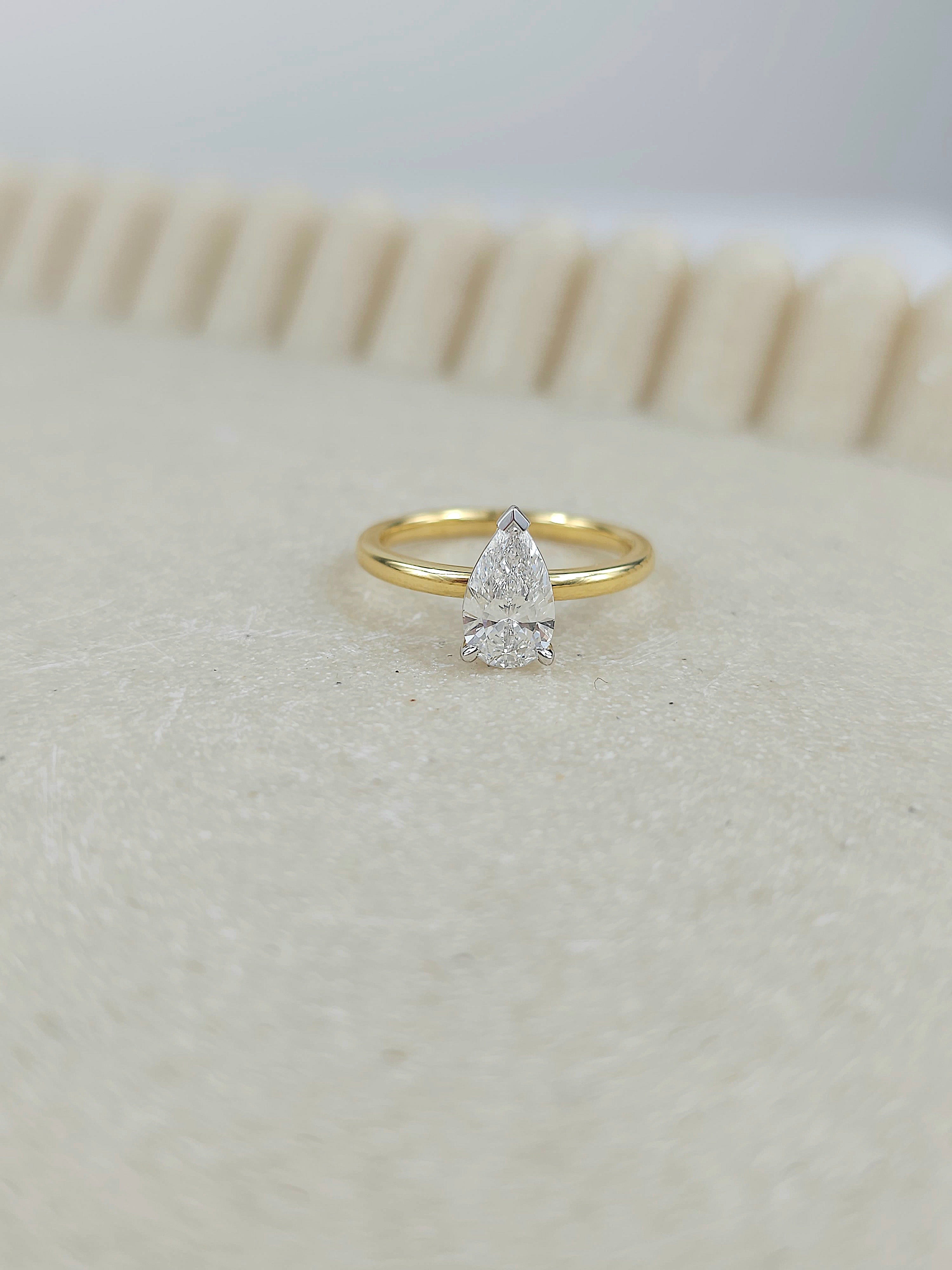 18ct Yellow and White gold Vero Lab-Grown Pear Diamond ring, 1ct centre