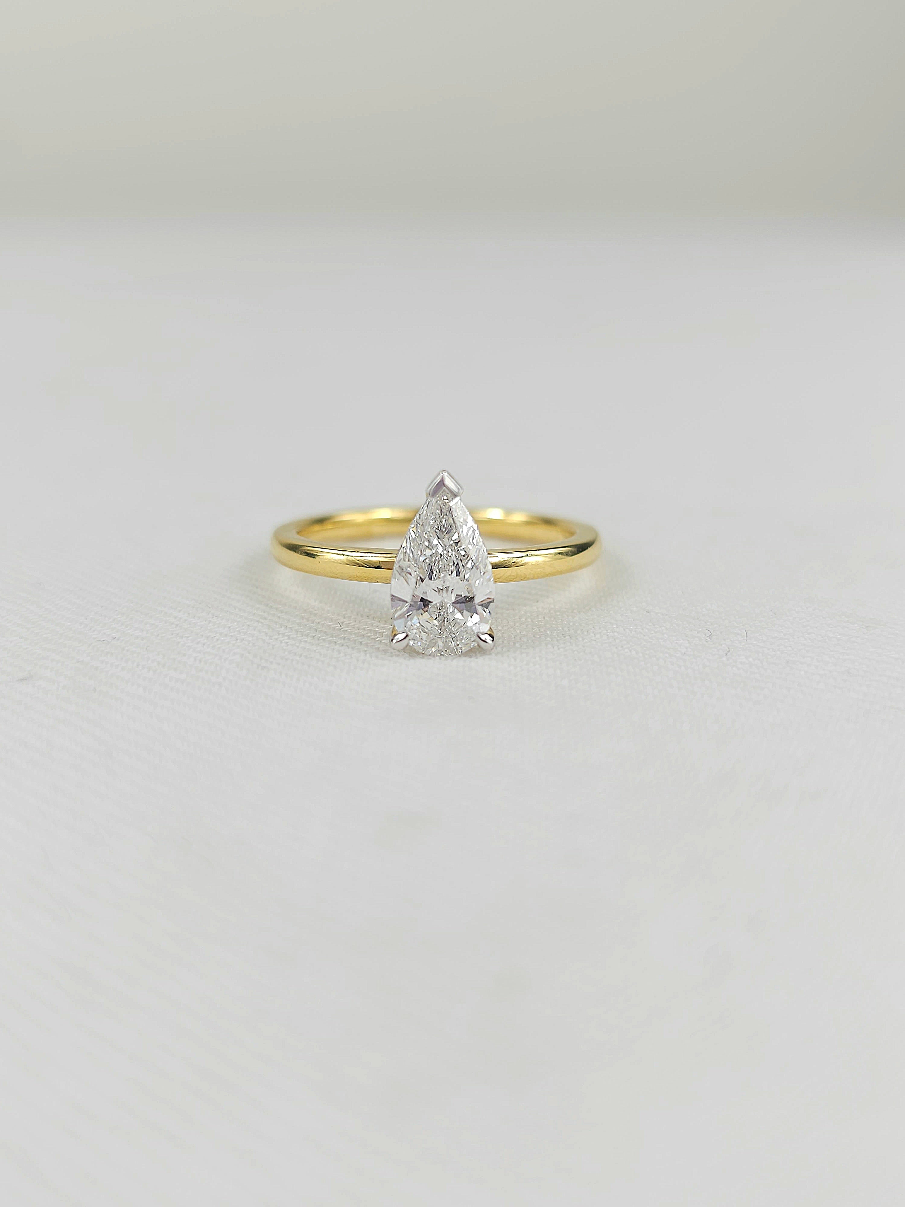 18ct Yellow and White gold Vero Lab-Grown Pear Diamond ring, 1ct centre
