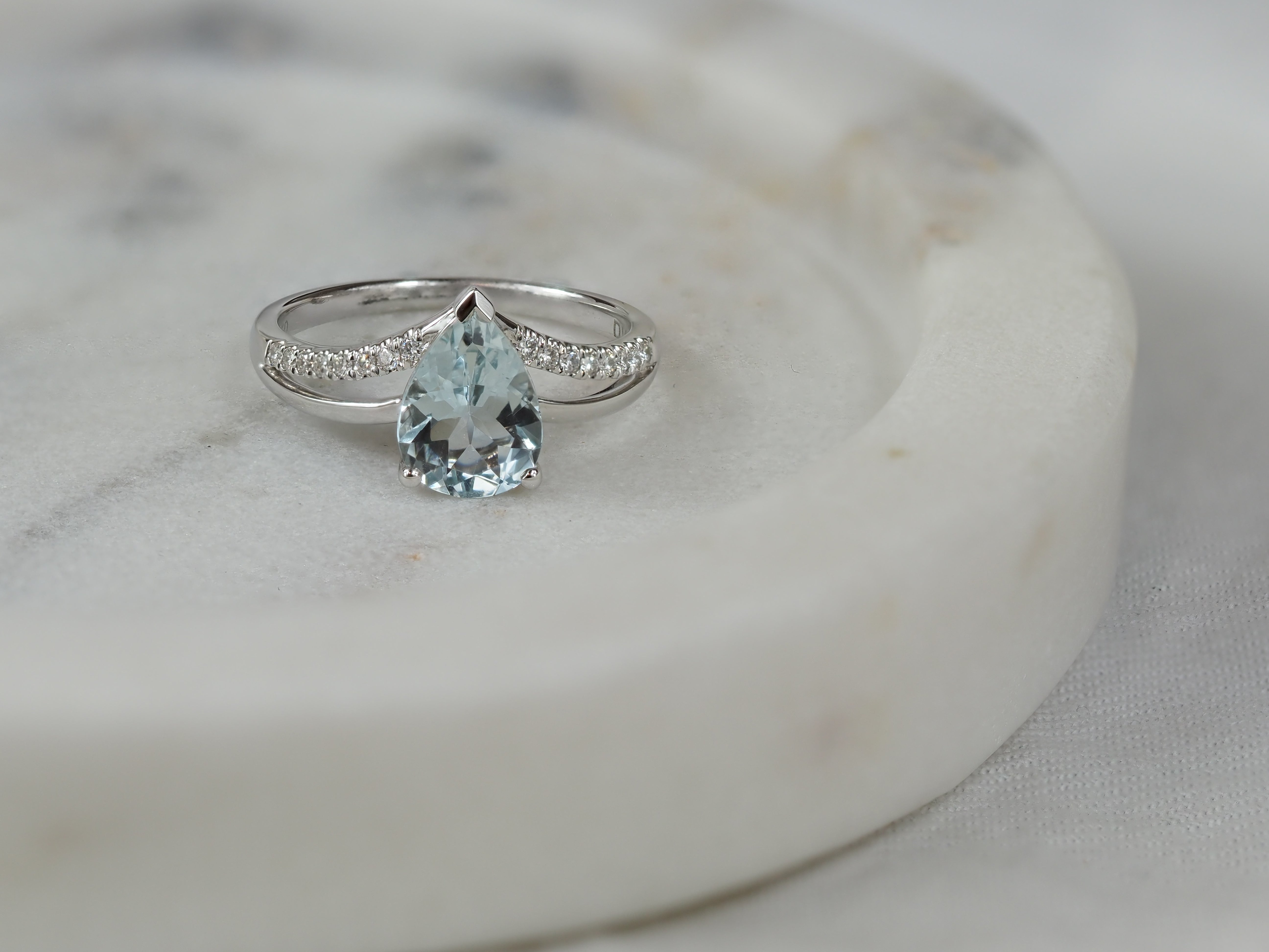 18ct White Gold Aquamarine and Diamond dress ring