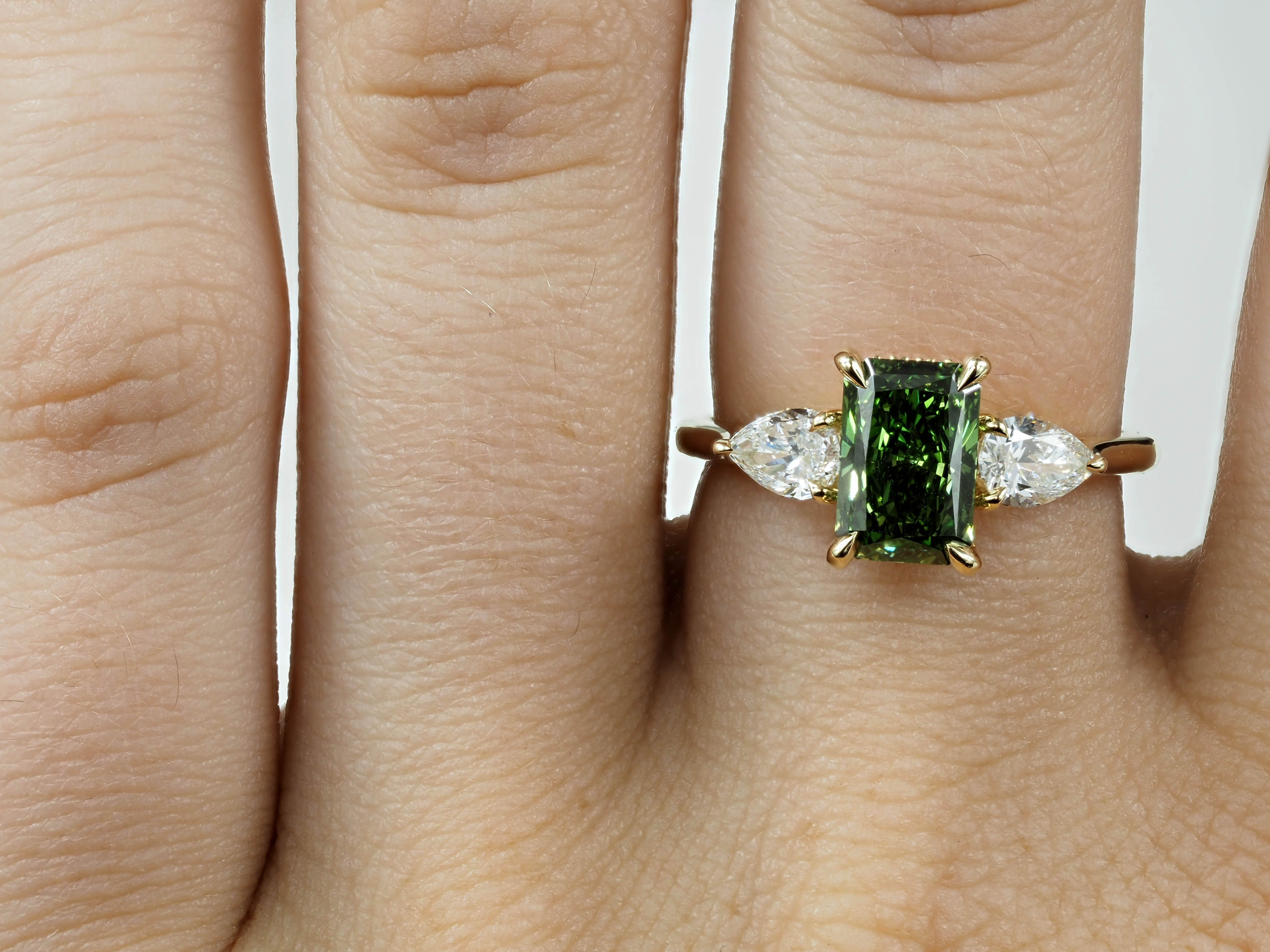 14ct Yellow Gold Green Lab-Grown Diamond Ring, 1.51ct Centre