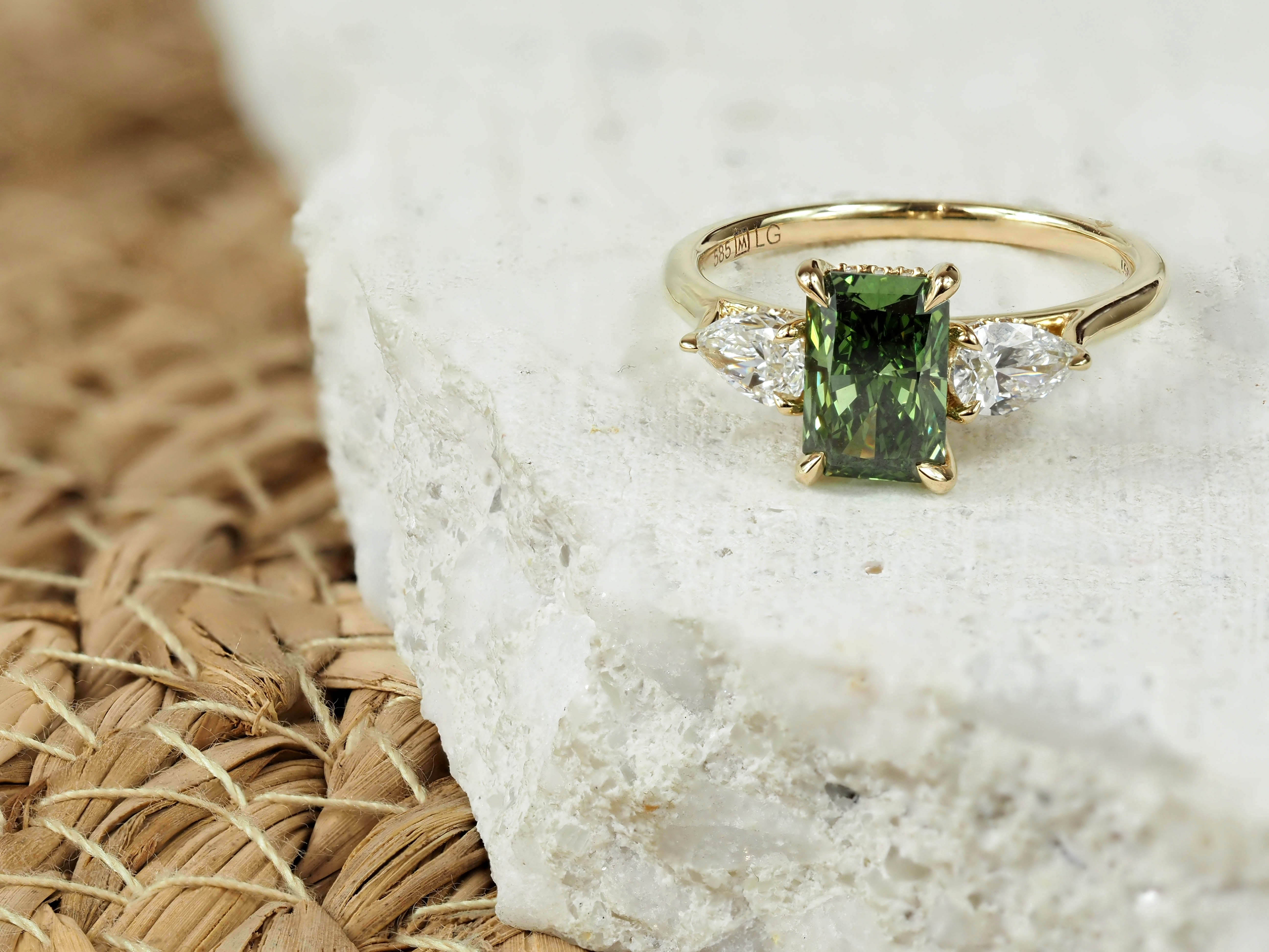 14ct Yellow Gold Green Lab-Grown Diamond Ring, 1.51ct Centre