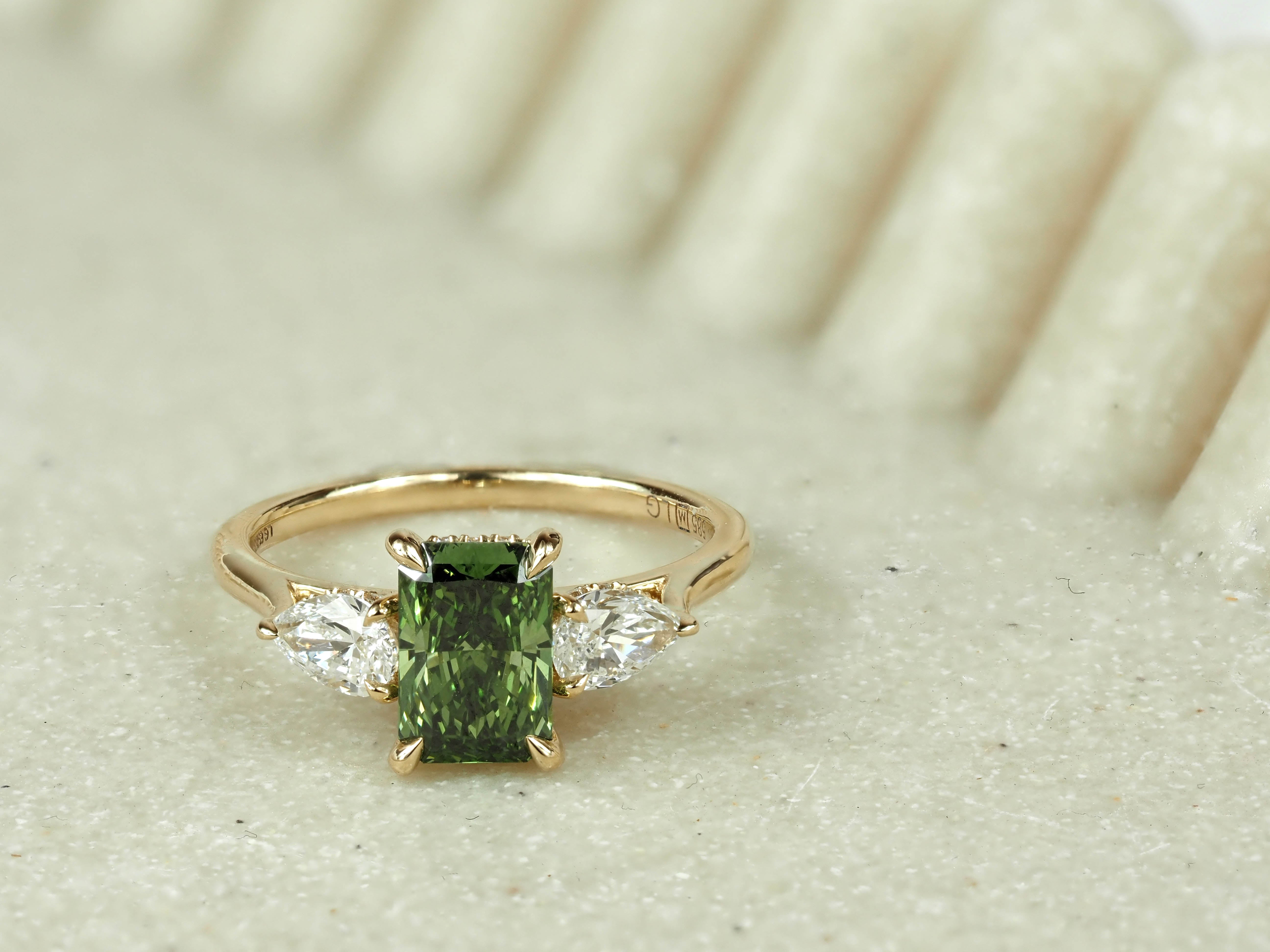 14ct Yellow Gold Green Lab-Grown Diamond Ring, 1.51ct Centre