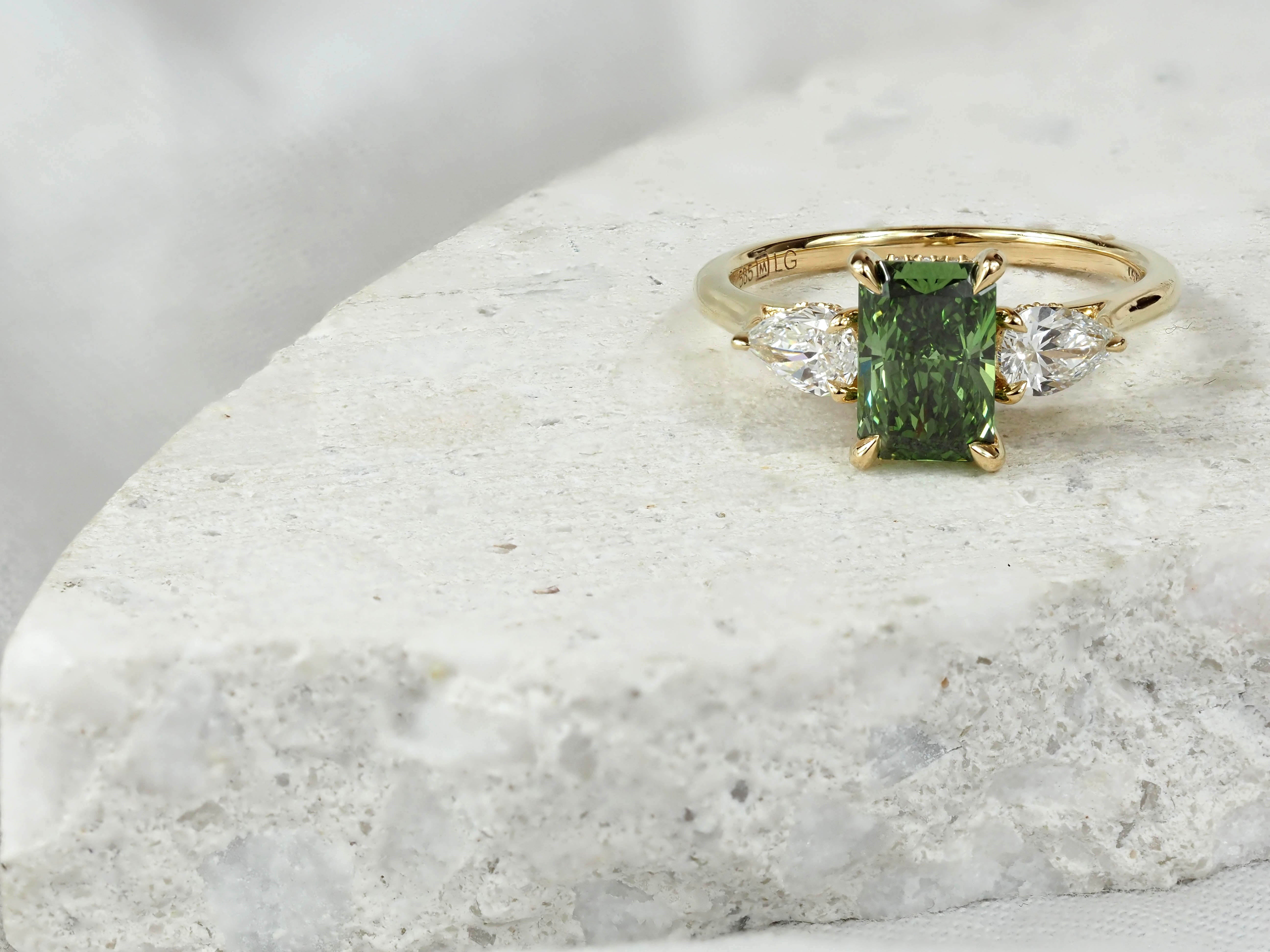 14ct Yellow Gold Green Lab-Grown Diamond Ring, 1.51ct Centre