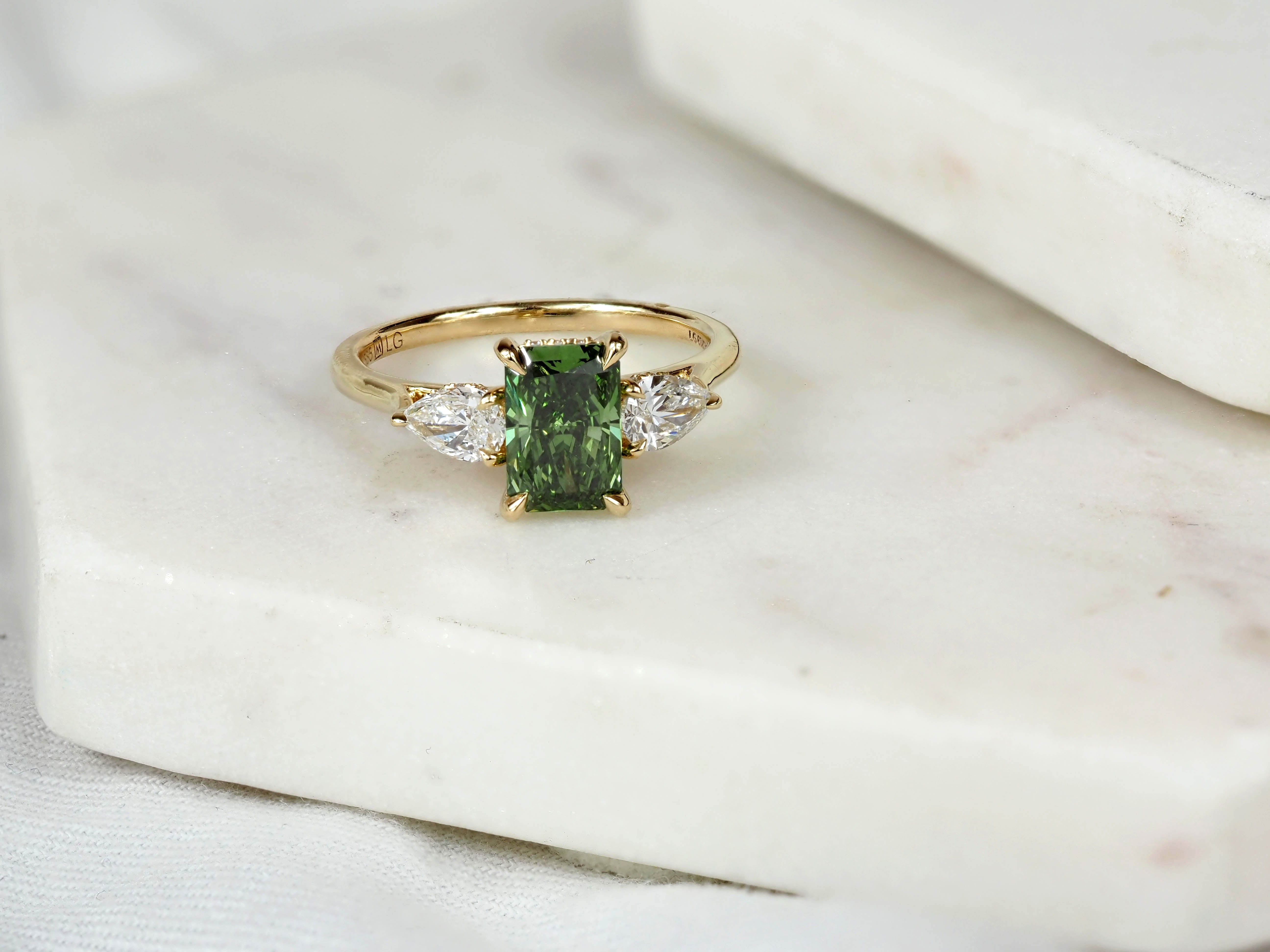 14ct Yellow Gold Green Lab-Grown Diamond Ring, 1.51ct Centre