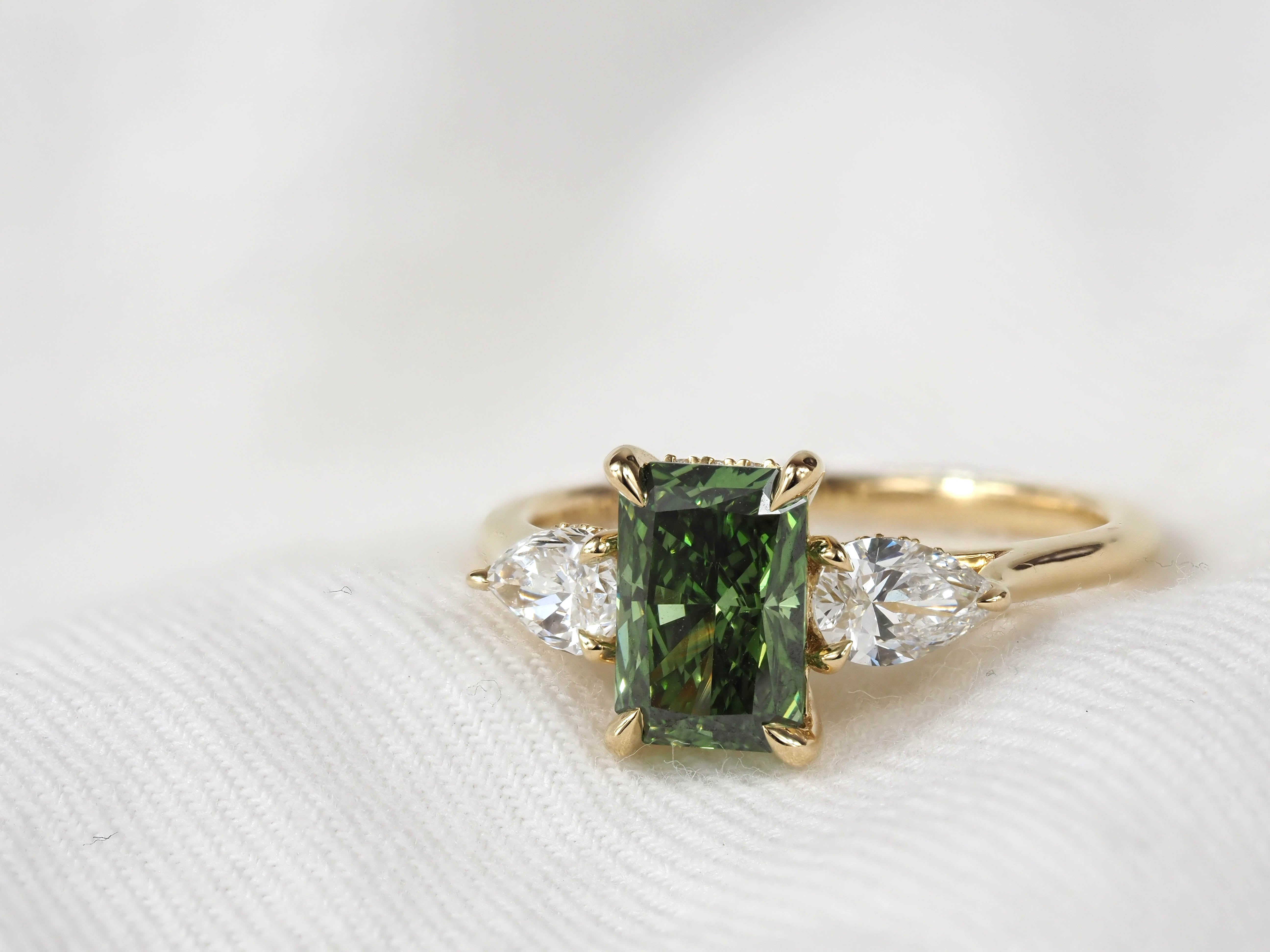 14ct Yellow Gold Green Lab-Grown Diamond Ring, 1.51ct Centre
