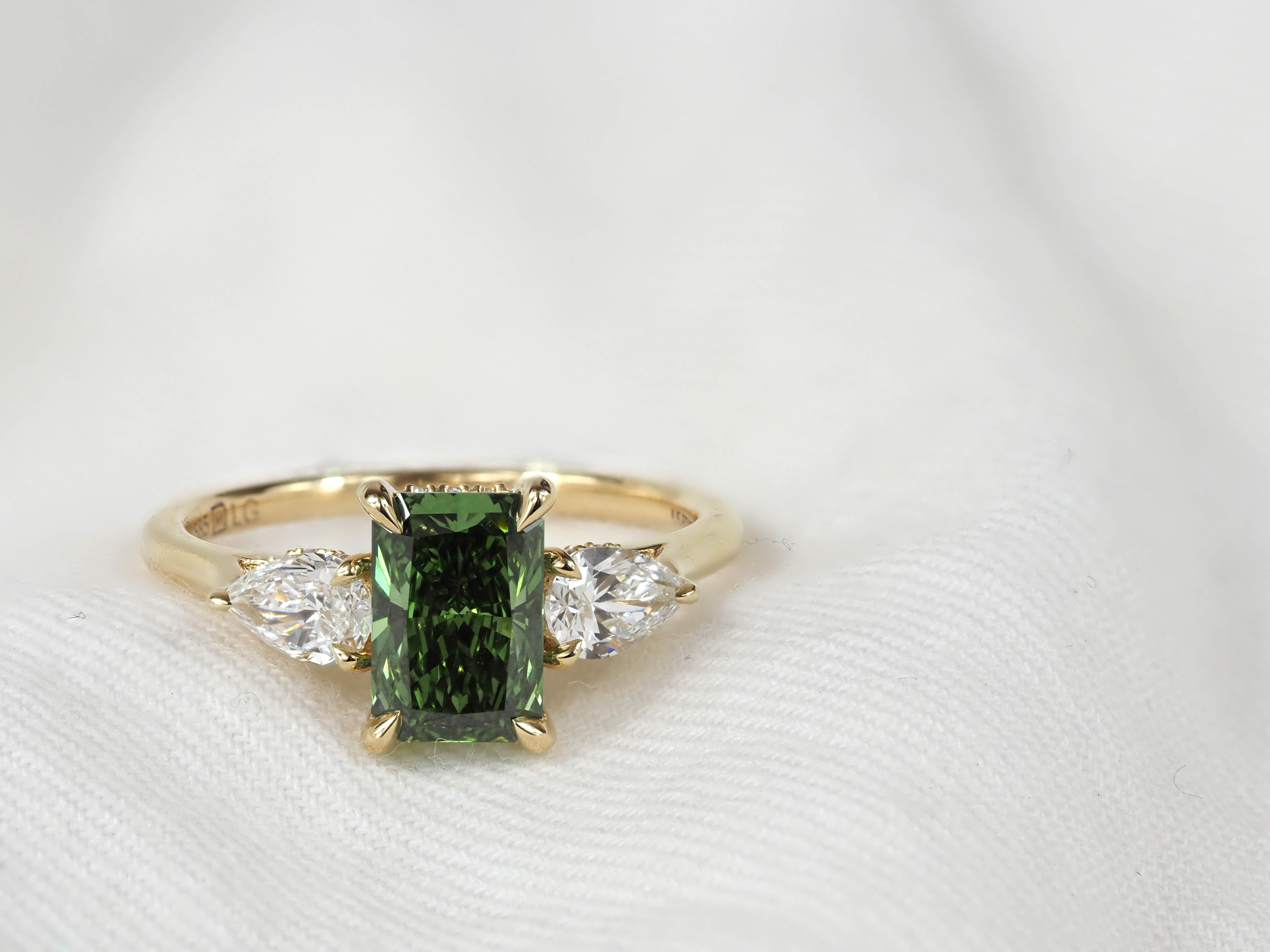 14ct Yellow Gold Green Lab-Grown Diamond Ring, 1.51ct Centre