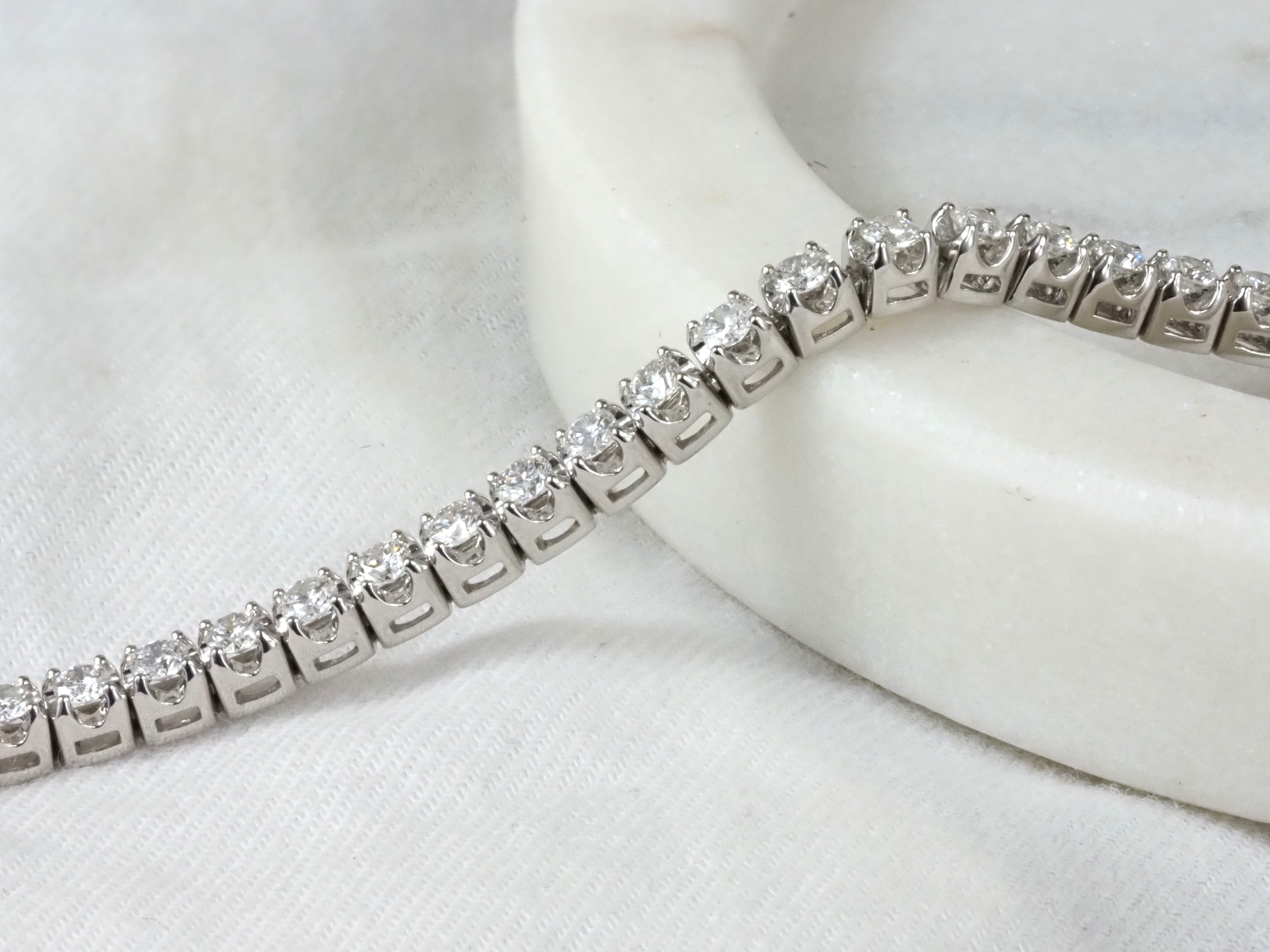 9ct White Gold Natural Diamond Tennis bracelet, 3.00ct total