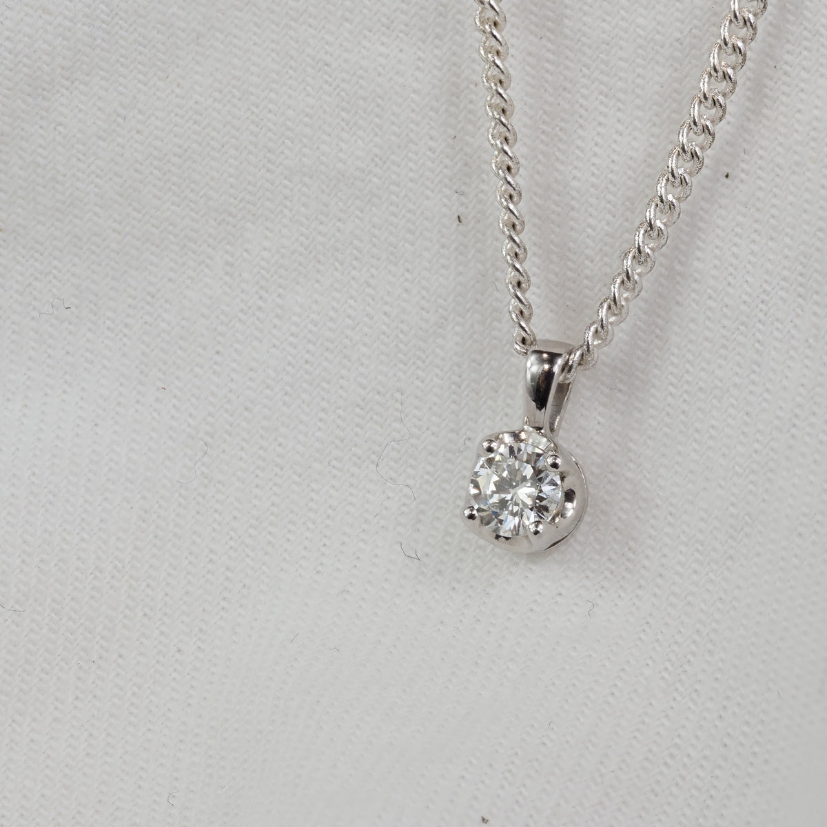 9ct White gold Round Diamond pendant, 0.25ct total