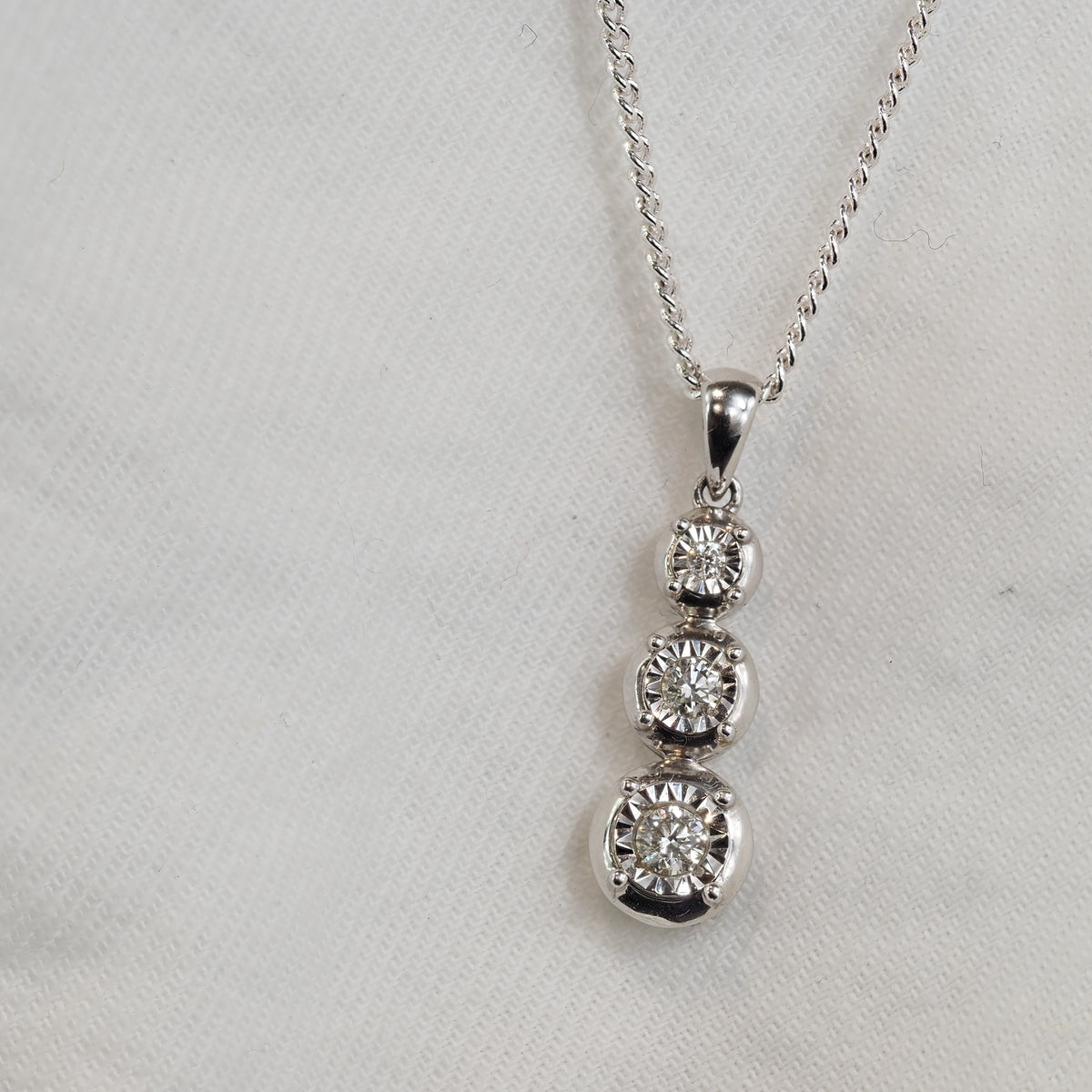 9ct White Gold Diamond drop pendant, 0.20ct total