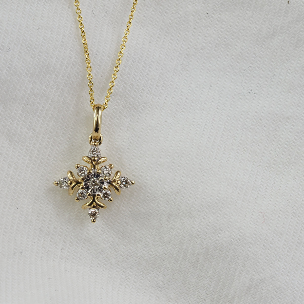 9ct Yellow and White gold Diamond cluster Pendant, 0.11ct total