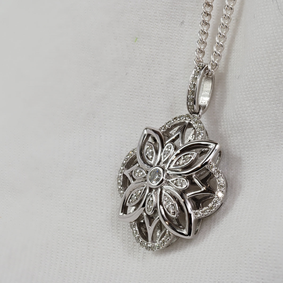 9ct White Gold Diamond Pendant, 0.25ct total