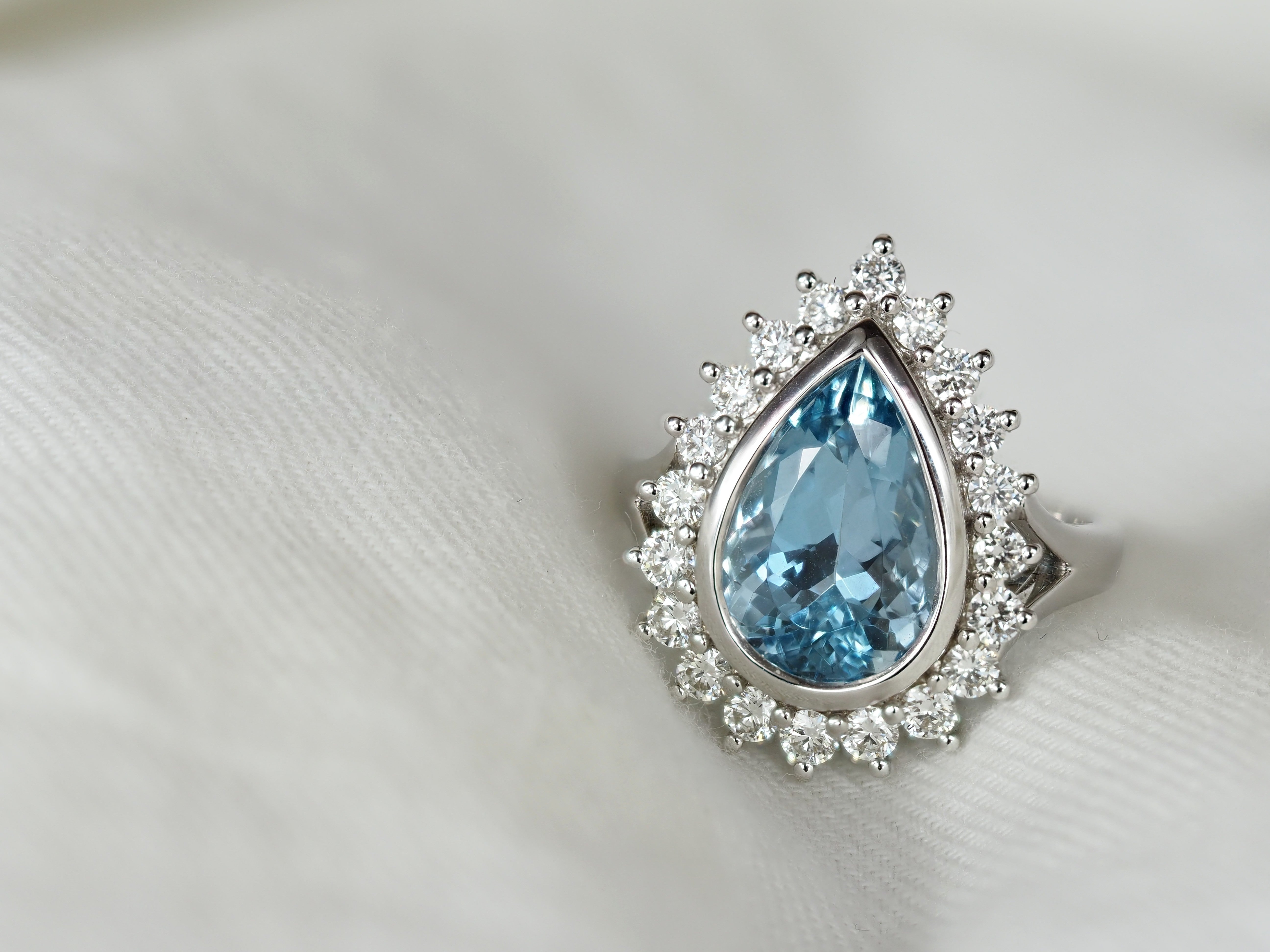 18ct White Gold Natural Aquamarine & Diamond ring, 3.65ct Centre