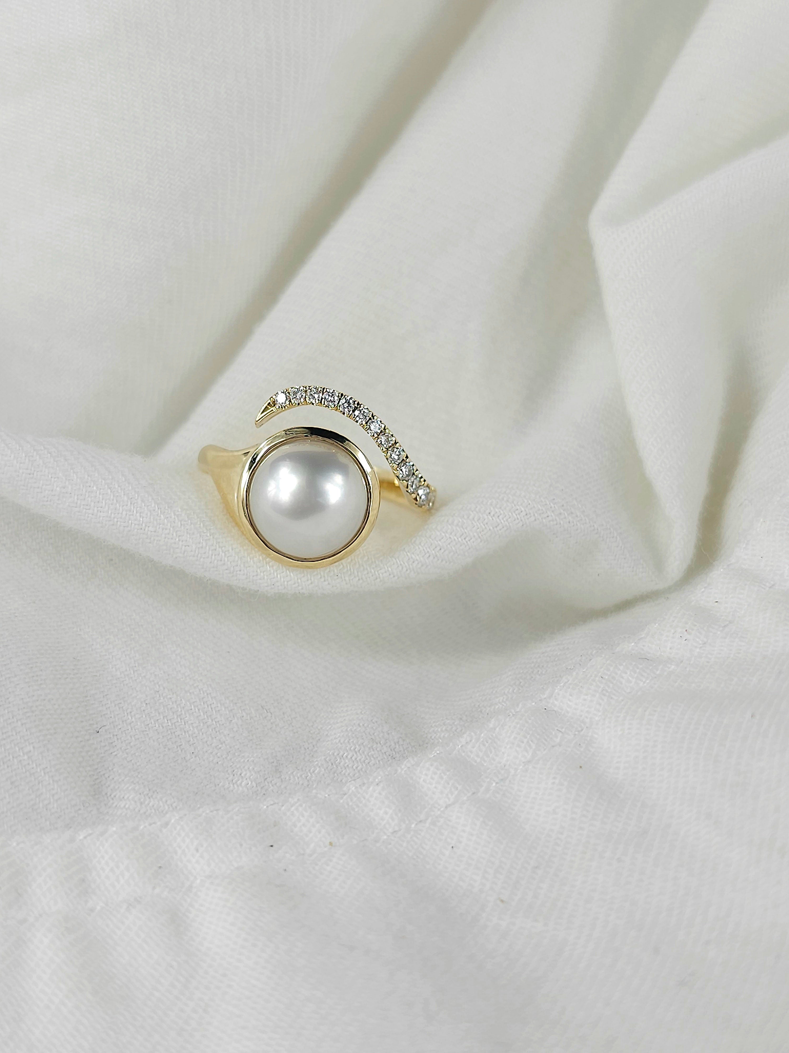 Ellendale 9 carat Yellow Gold Argyle White diamond & Mabe pearl ring, 0.172 carat total.