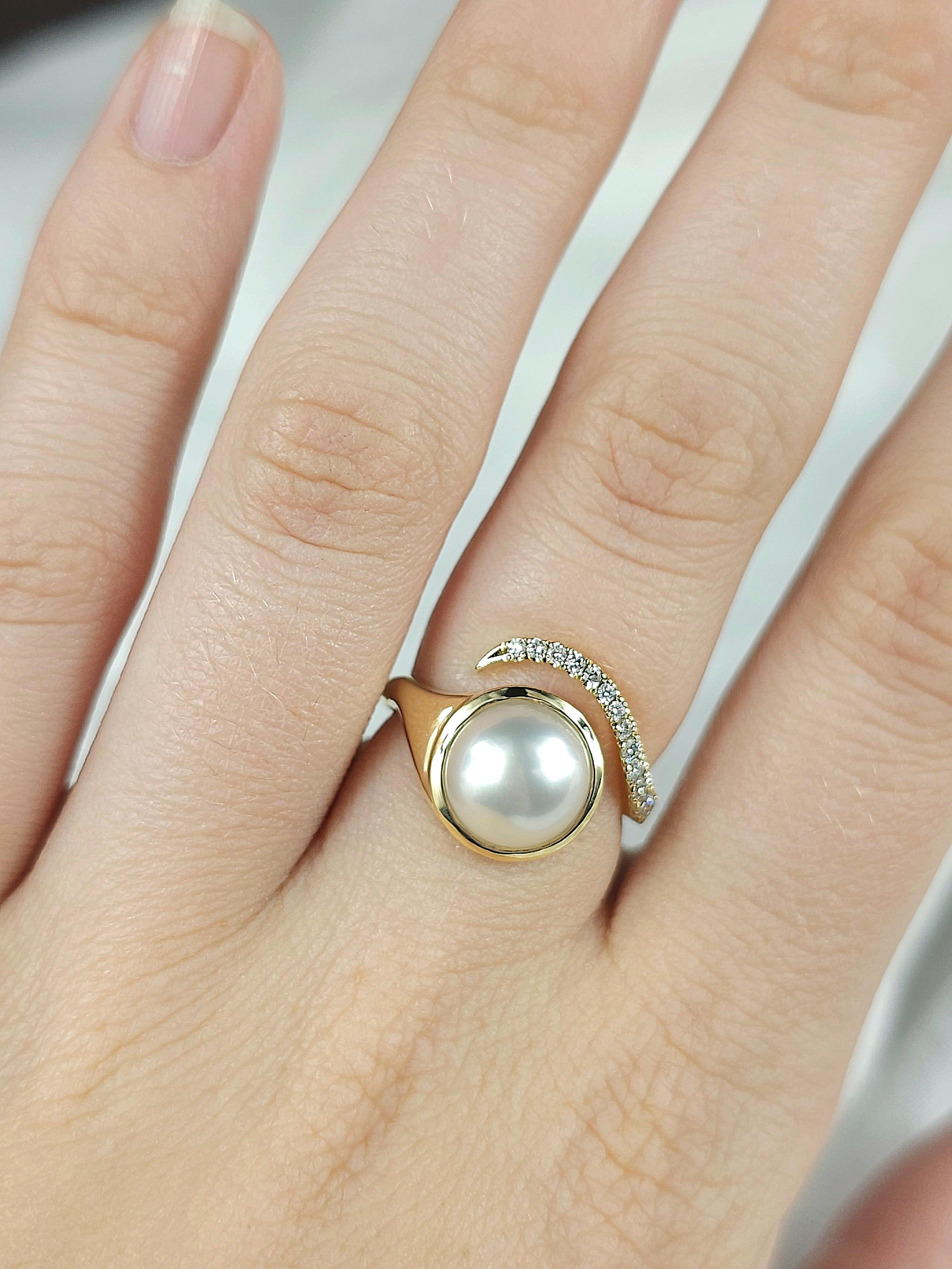Ellendale 9 carat Yellow Gold Argyle White diamond & Mabe pearl ring, 0.172 carat total.