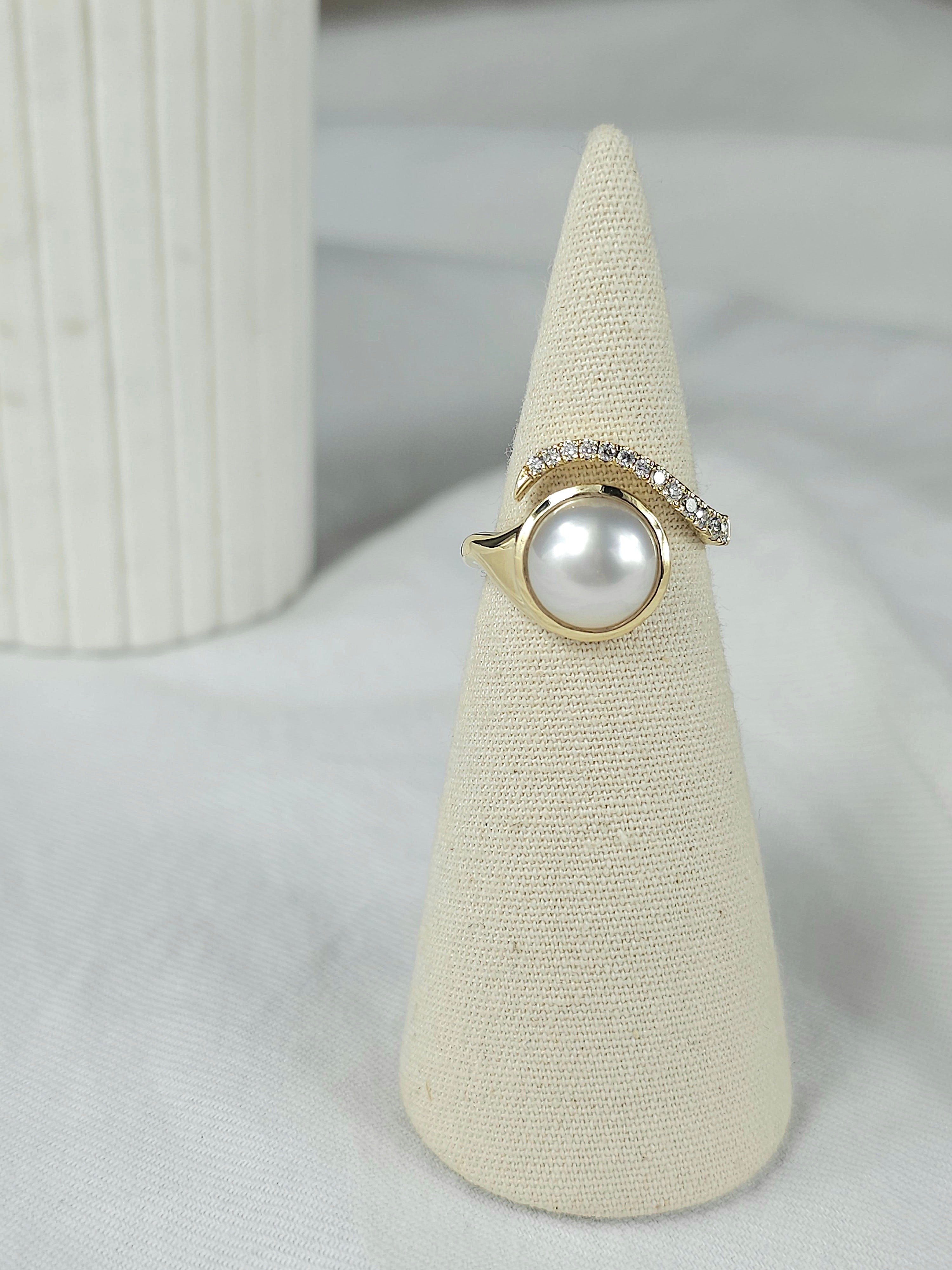 Ellendale 9 carat Yellow Gold Argyle White diamond & Mabe pearl ring, 0.172 carat total.