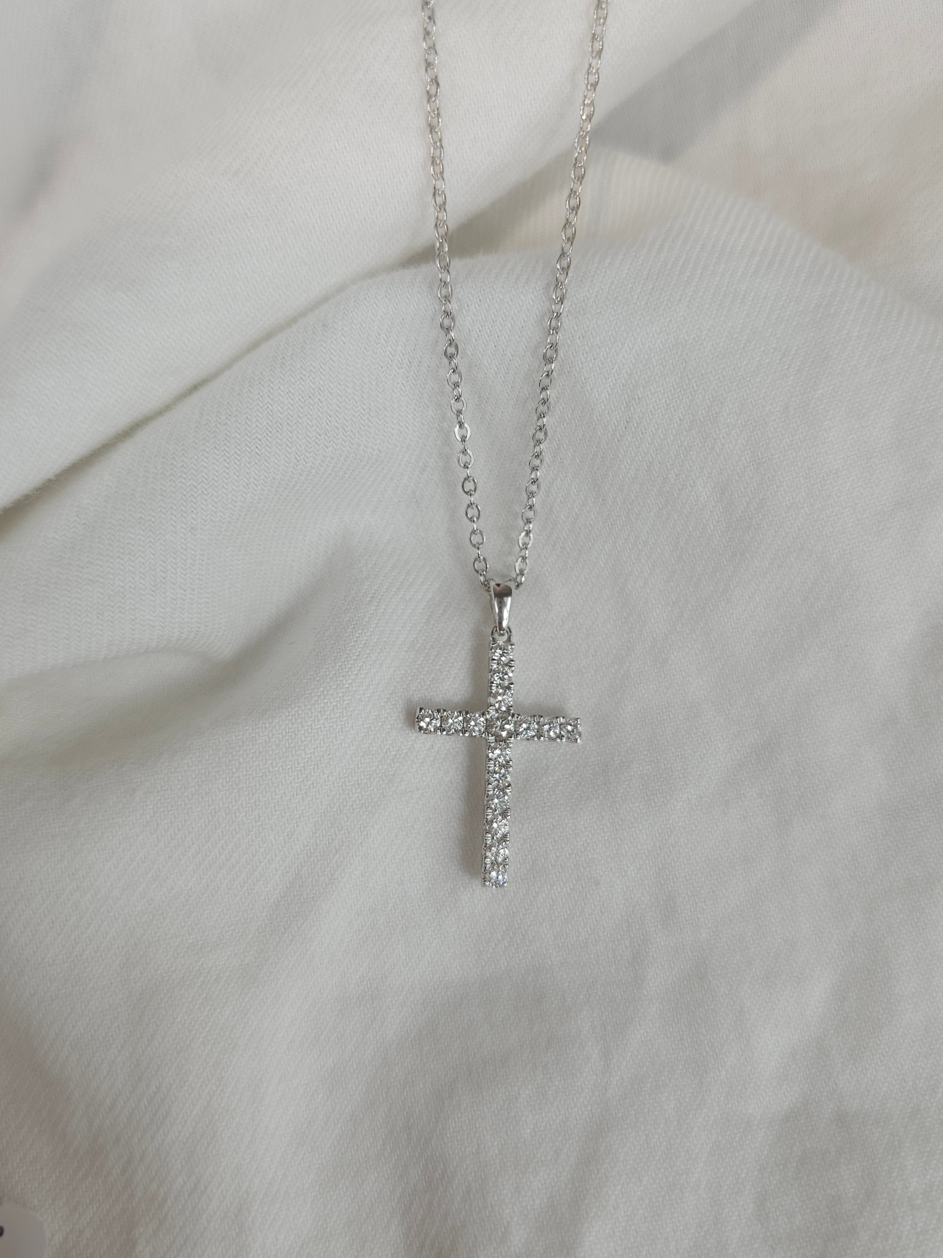 9ct White Gold Diamond claw set cross, 0.50ct total