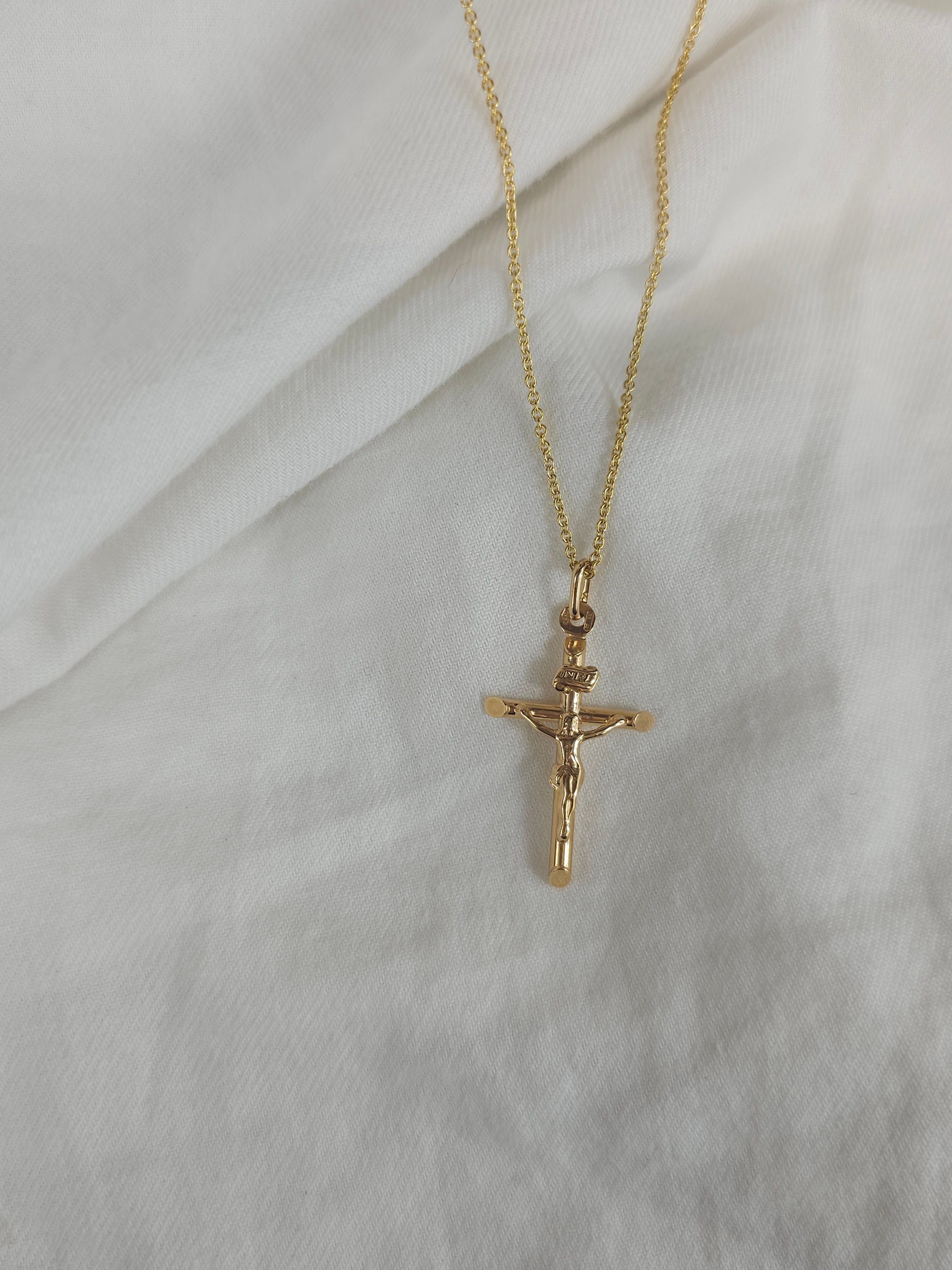 9ct gold crucifix pendant