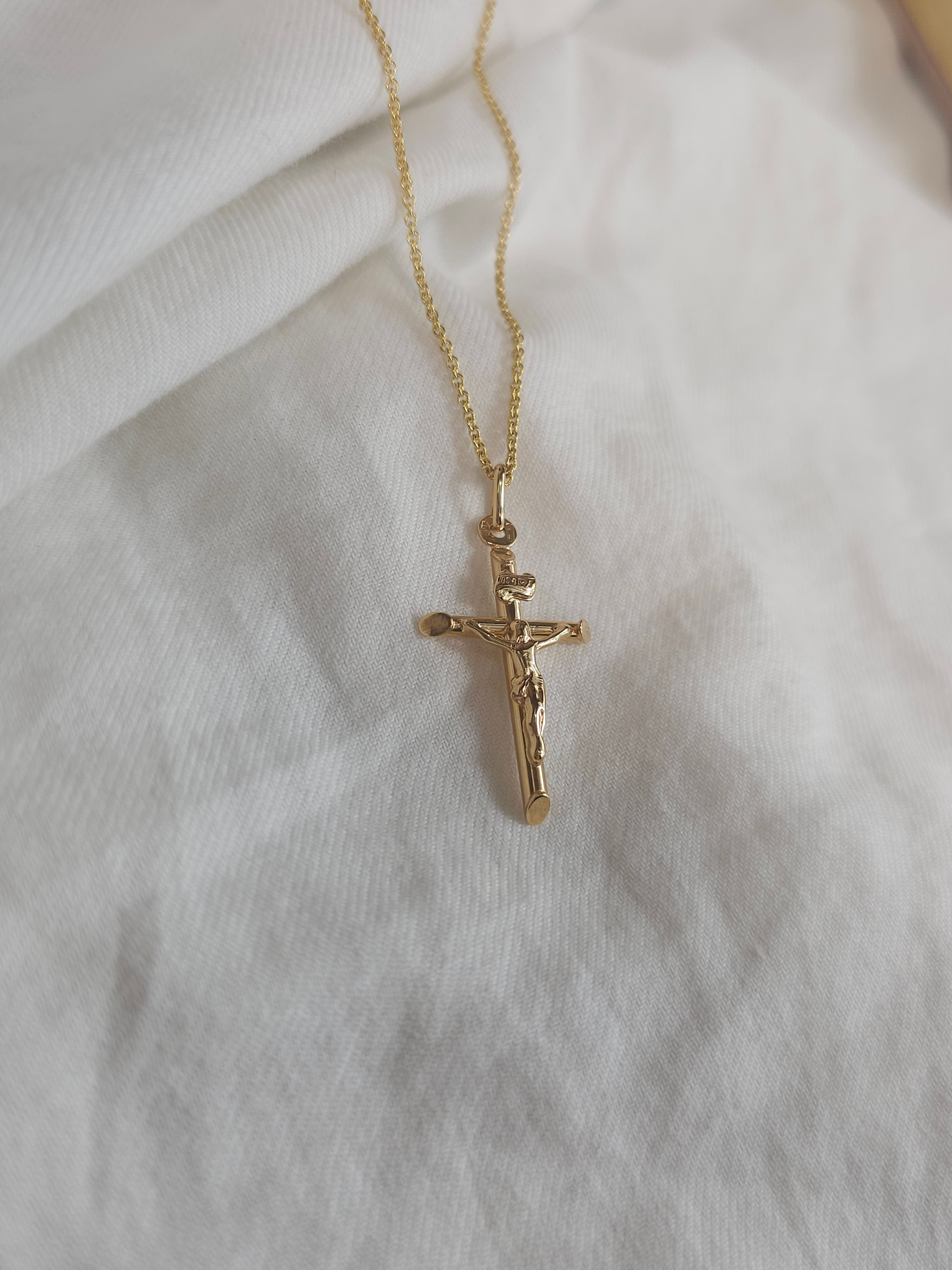9ct gold crucifix pendant