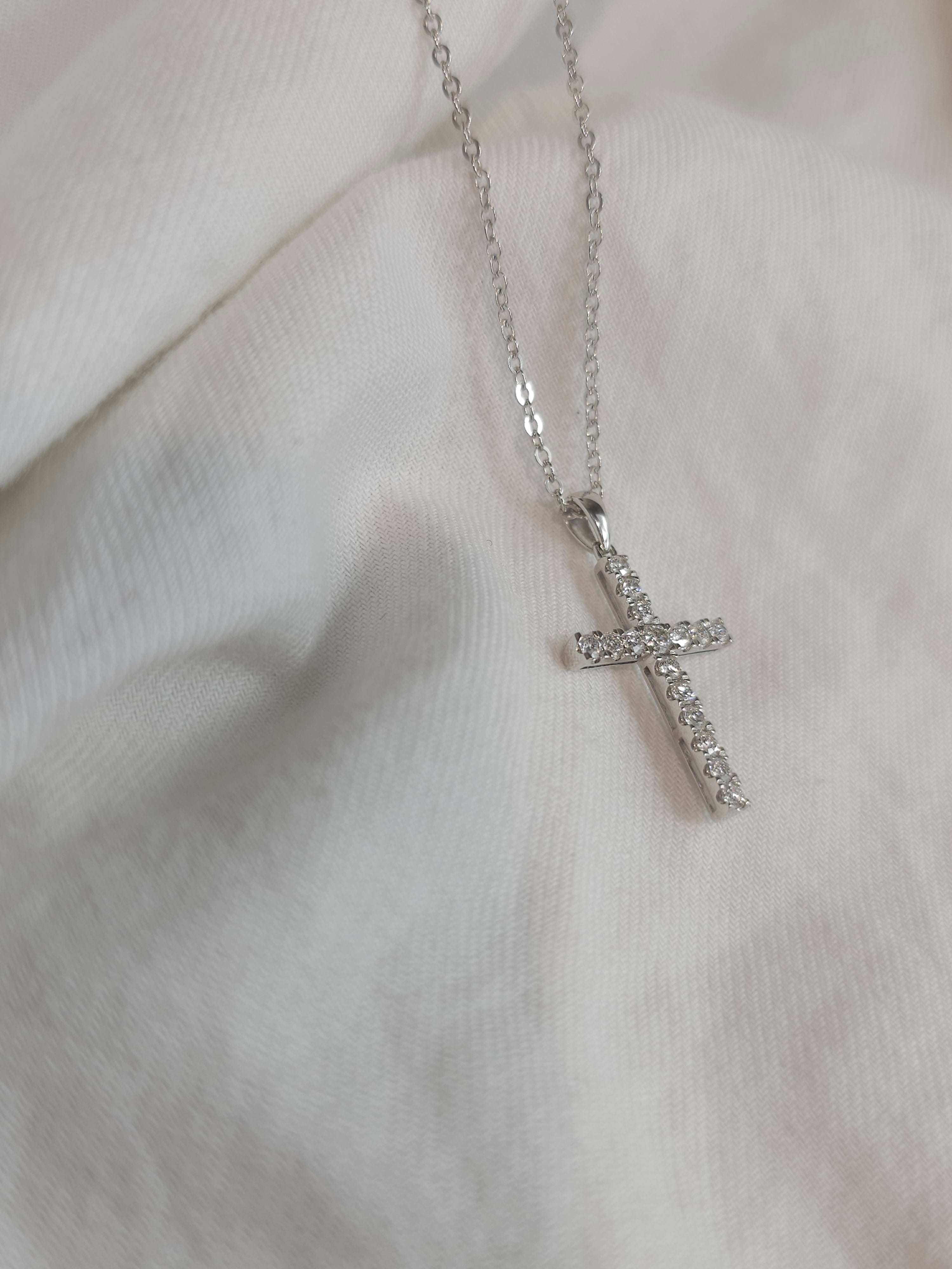 9ct White Gold Diamond claw set cross, 0.50ct total